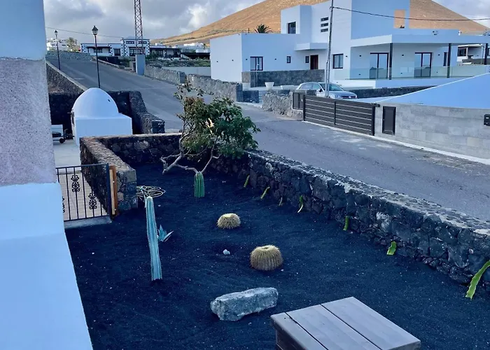 Canto Rojo, Con Vistas A Lobos * La Asomada (Lanzarote)