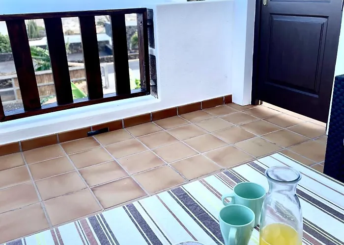 Canto Rojo, Con Vistas A Lobos La Asomada (Lanzarote)