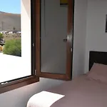 Canto Rojo, Con Vistas A Lobos La Asomada (Lanzarote)