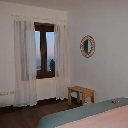 Canto Rojo, Con Vistas A Lobos La Asomada (Lanzarote)