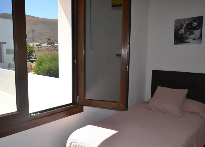 Canto Rojo, Con Vistas A Lobos La Asomada (Lanzarote)